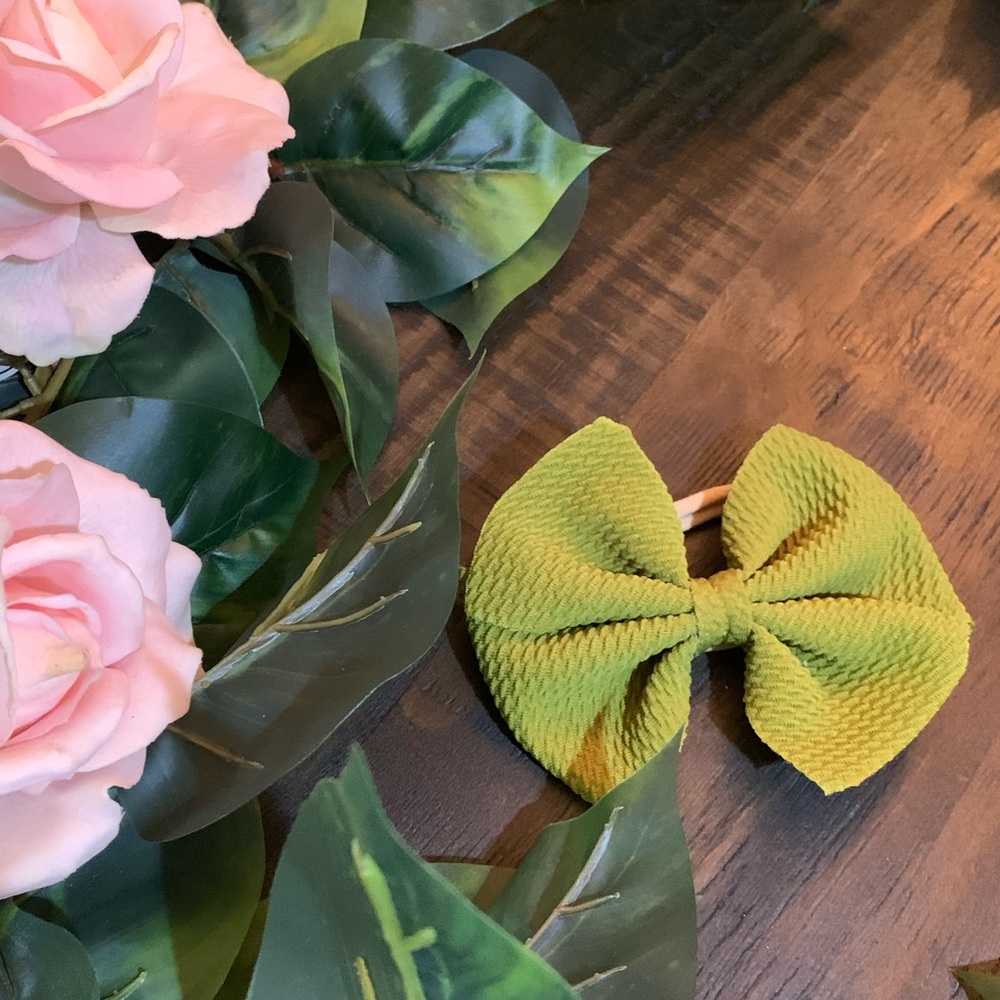 Beautiful nylon bow headband. - Picture 1 of 3